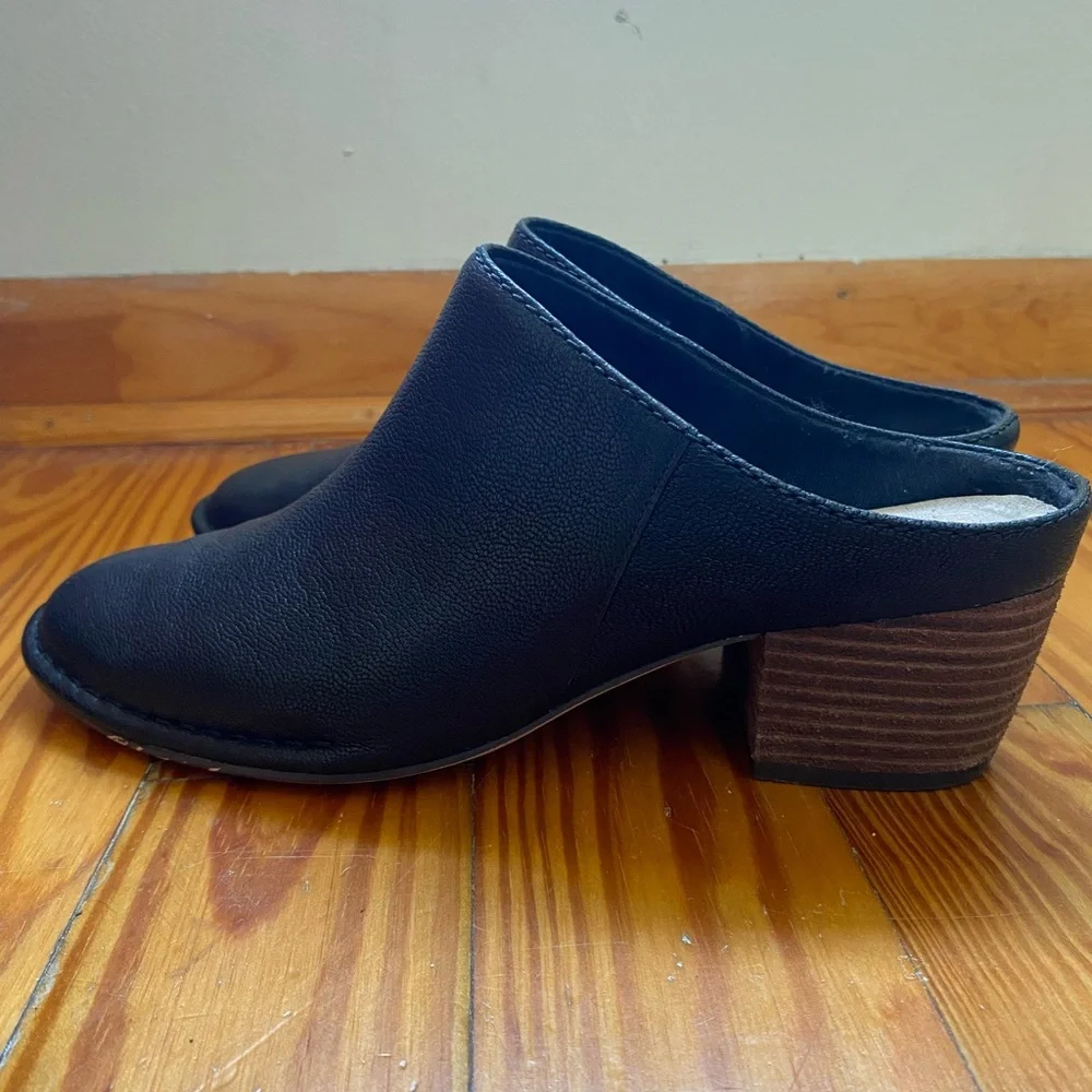 LIKE NEW Clarks Isla Black Leather Mules Size 9.5 - Picture 3 of 6
